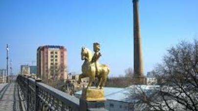 Bakıda iki qız özünü körpüdən atmaq istədi